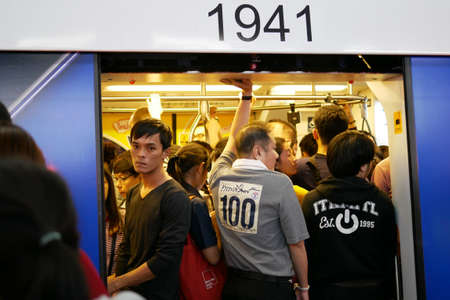 BANGKOK, THAILAND - JANUARY 13, 2018: Full crowded passengers that packed in the BTS skytrain on platform in rush hour at Siam Station.のeditorial素材