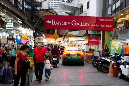 BANGKOK, THAILAND - JULY 18, 2018: Many people are walking and shopping in Pratunam market, the largest center of clothing market Thailandのeditorial素材