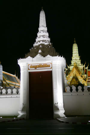 Grand palace and Wat phra keaw temple at night in Bangkok, Thailand , this is one of the most popular place for tourism from around the world.のeditorial素材