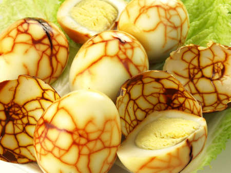 Fractures on eggs boiled in water with onion shells