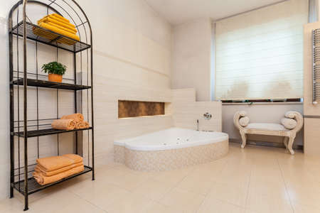 Classy house - classic bathroom with bright colours