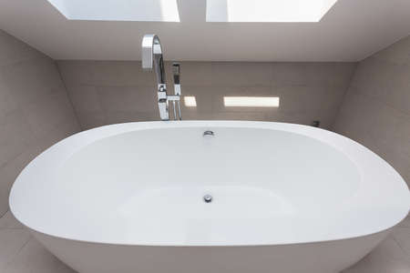 Urban apartment - white bath with a silver armature