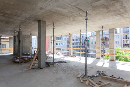 Building structure with metal supporting pipes