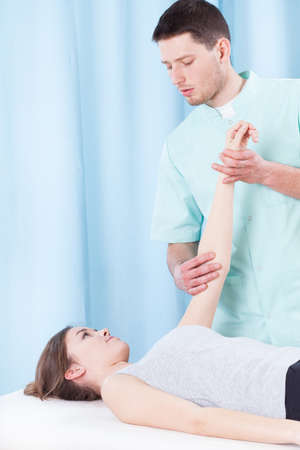 Vertical view of a massaging broken armの写真素材