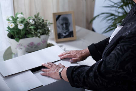 Carton box with keepsakes of a dead husbandの写真素材