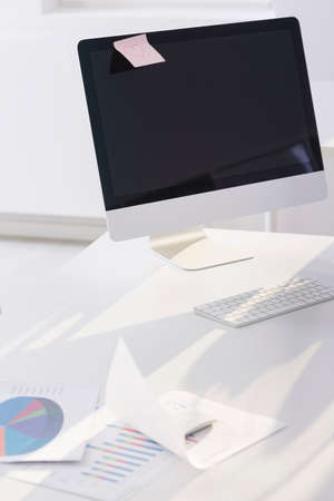 Sticky note with heart drawing at the office computerの写真素材