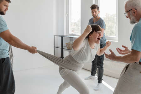 Young woman screaming on therapist on anger managment workshops