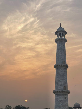 Splendid Taj Mahal: Symbol of Love and Architectural Mastery in Agraの写真素材
