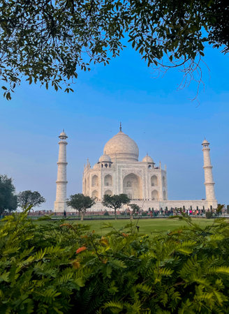 Splendid Taj Mahal: Symbol of Love and Architectural Mastery in Agra
