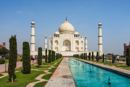 front elevation of Taj Mahal with fountain pond in foreground in a sunny day.のeditorial素材
