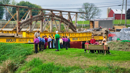 Dismantling a Burr Arch Covered Bridge With Amish Children Watching as Seen on a Spring Dayのeditorial素材