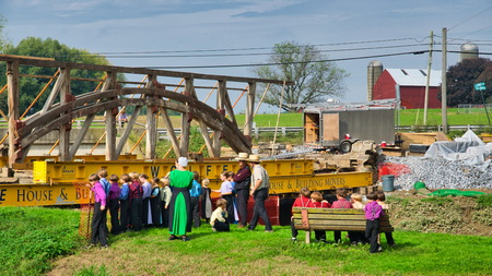 Dismantling a Burr Arch Covered Bridge With Amish Children Watching as Seen on a Spring Dayのeditorial素材