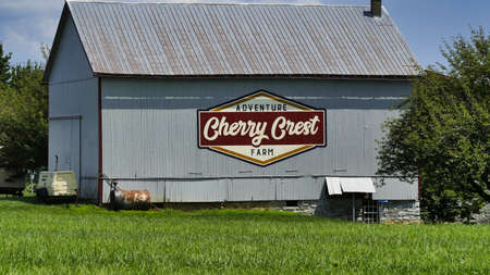 Ronks, Pennsylvania, August 2020 - An Amish Barn With a Sign on it in the Countryside as Seen on a Beautiful Sunny Dayのeditorial素材