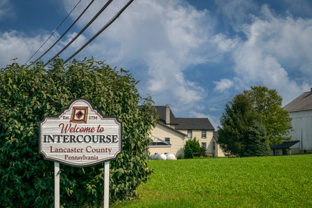 Intercourse, Pennsylvania, September 12, 2021 - A Welcome Sign to Intercouse, on the Road Next to Brushes and Grass on a Sunny Dayのeditorial素材
