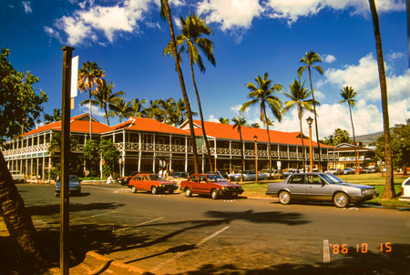 Lahaina, Maui, Hawaii, June 2, 1986 - Old Slide of The Pioneer Inn, With Its Red Roof in Lahaina Harbor, on a Beautiful Sunny Summer Dayのeditorial素材