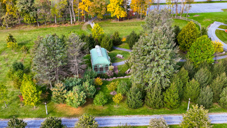Elizabethtown, Pennsylvania, October 22, 2023 - An Aerial View of a Arboretum Gazebo Surrounded by Trees and Shrubs on an Autumn Dayのeditorial素材