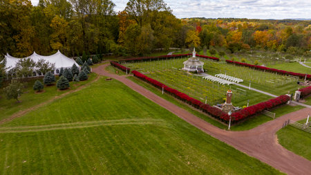 Elizabethtown, Pennsylvania, October 22, 2023 - An Aerial View of a Large Gazebo in the Middle of a Vineyard, With Seating for a Weddings on an Autumn Dayのeditorial素材