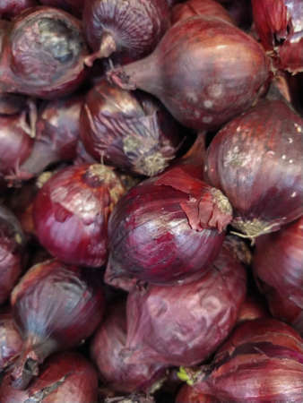Red onion in box at grocery food store.Buy natural ingredients for healthy and tasty eating.Fresh vegetables at supermarket shop.Cook only natural low fat food for healthy nutrition. Close-upの写真素材