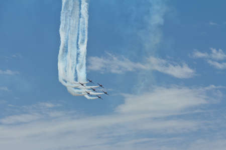 Airplanes in tight formation on an air showの写真素材