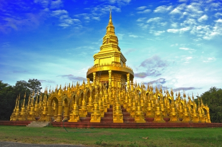 500 gold pagoda at Wat pasawangboonの写真素材