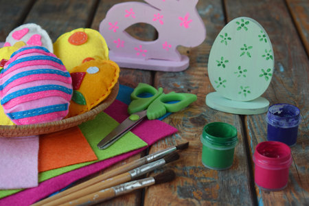 Making handmade easter eggs from felt with your own hands. Children's DIY concept. Easter decorationの写真素材