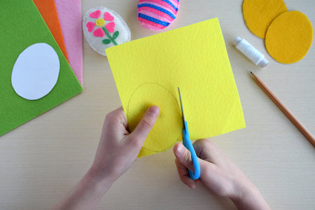 Making handmade easter eggs from felt with your own hands. Children's DIY concept. Easter decorationの写真素材