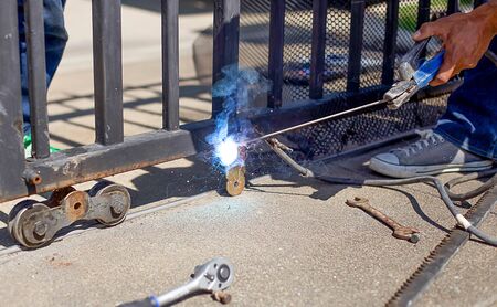 Welder make a new fence roller for the house