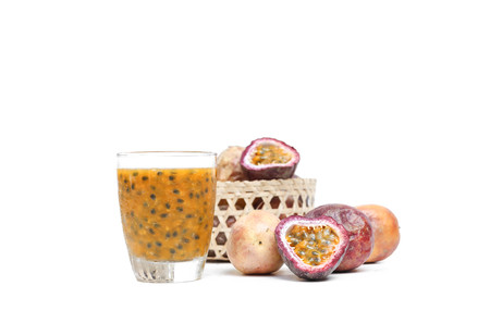 Fresh passion fruit juice with passion fruits slice on white backgroundの写真素材
