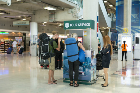 Dec 10,2016 - Bangkok Thailand - At Suwannabhumi Airport Tourist backpacker at tour service counter ask for information detailのeditorial素材