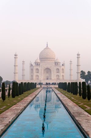 18 Dec 2018 - Taj Mahal monument with reflecting in water and group of tourist visiting in Agra India.のeditorial素材