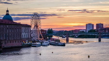 Sunset over the Garonne river in Toulouse, view from La Daurade.のeditorial素材