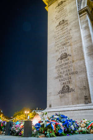 Unknown soldier flame and flowers in Paris under the Arc de Triumphのeditorial素材