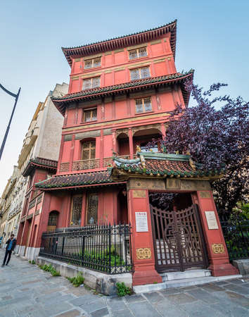 Red Chinese pagoda in Paris in the eight districtのeditorial素材