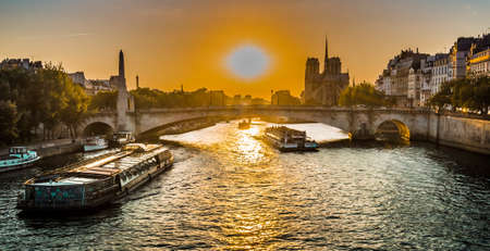 Sunset over Paris bridge and Notre-dame in the summerのeditorial素材