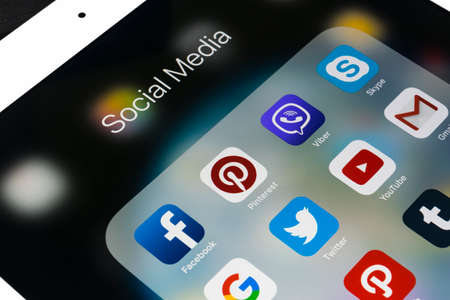 Sankt-Petersburg Russia November 13, 2017: Apple iPad Pro on wooden table with icons of social media facebook, instagram, twitter, snapchat application on screen. Tablet Starting social media app.のeditorial素材