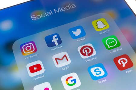 Sankt-Petersburg Russia November 23, 2017: Apple iPad Pro on wooden table with icons of social media facebook, instagram, twitter, snapchat application on screen. Tablet Starting social media app.のeditorial素材