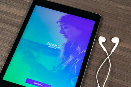 Sankt-Petersburg, Russia, December 20, 2017: Yahoo Messenger mobile application on Apple iPad monitor screen. Yahoo messenger homepage app. Tablet starting social media app.のeditorial素材