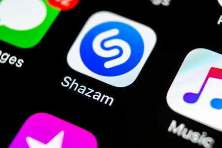 Sankt-Petersburg, Russia, May 10, 2018: Shazam application icon on Apple iPhone X screen close-up. Shazam app icon. Shazam is popular online music application. Social media appのeditorial素材