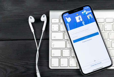 Sankt-Petersburg, Russia, June 2, 2018: Facebook application icon on Apple iPhone X smartphone screen close-up. Facebook app icon. Social media icon. Social networkのeditorial素材