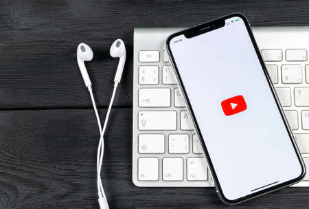 Sankt-Petersburg, Russia, June 2, 2018: YouTube application icon on Apple iPhone X smartphone screen close-up. Youtube app icon. Social media icon. Social networkのeditorial素材