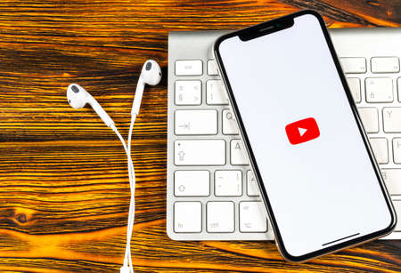 Sankt-Petersburg, Russia, June 2, 2018: YouTube application icon on Apple iPhone X smartphone screen close-up. Youtube app icon. Social media icon. Social networkのeditorial素材