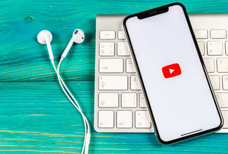 Sankt-Petersburg, Russia, June 2, 2018: YouTube application icon on Apple iPhone X smartphone screen close-up. Youtube app icon. Social media icon. Social networkのeditorial素材