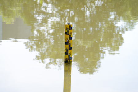 Water level indicator at the waterway or canal