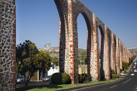 Long Ancient Stone High Aquaduct Cars Queretaro Mexico
の写真素材