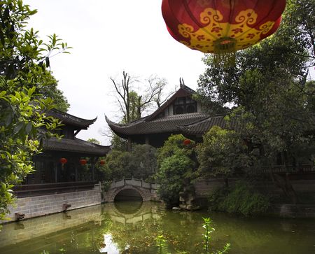 red lantern, stone bridge, pond, reflection, Wuhou Memorial, Three Kingdoms, Temple, chengdu, sichuan, china.  This Temple was built in the 1700s and is a historical landmark in China.

Resubmit--In response to comments from reviewer have further processeの写真素材