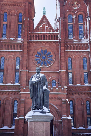 Smithson Statue After the Snow Smithsonian Castle Mall Washington DCのeditorial素材