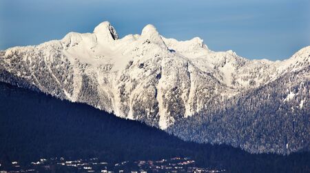 Vancouver Houses Snowy Two Lions Snow Mountains Sunset British Columbia Pacific Northwestの写真素材