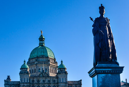 Provincial Capital Legislative Parliament Buildiing Queen Victoria Statue Victoria British Columbia Canada   Gold Statue top of dome is of George Vancouver のeditorial素材