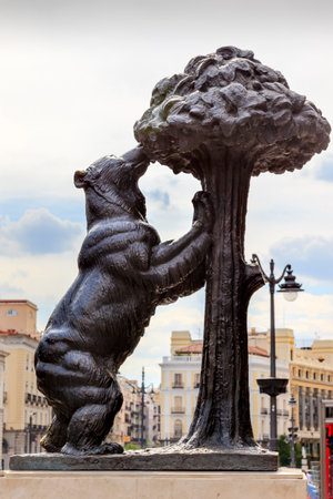Bear and Mulberry Tree El Oso y El Madrono Statue Symbol of Madrid Puerta del Sol Gate of the Sun Most Famous Square in Madrid Spain Statue created in 1967 by sculptor Antonio Navarro Santa Feのeditorial素材