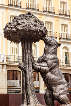 Bear and Mulberry Tree El Oso y El Madrono Statue Symbol of Madrid Puerta del Sol Gate of the Sun Most Famous Square in Madrid Spain Statue created in 1967 by sculptor Antonio Navarro Santa Feのeditorial素材
